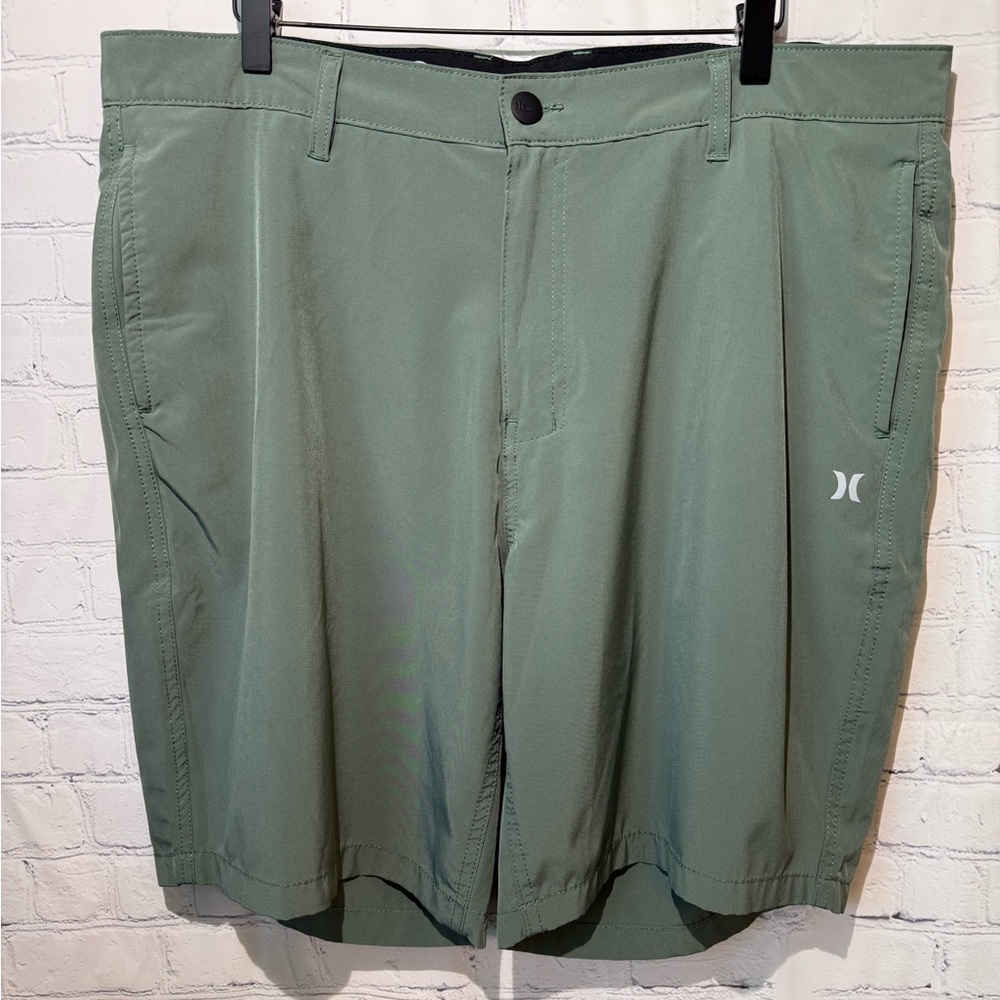 Hurley Performance size 38 green shorts